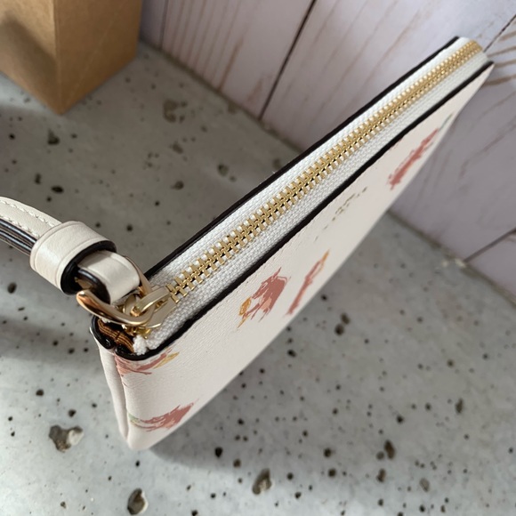 NWT COACH CORNER ZIP WRISTLET WITH PIGGY PRINT - Picture 3 of 5